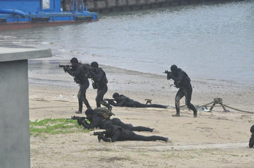 台两栖侦察营特攻作战演练:抢滩登陆精彩逼真(图)
