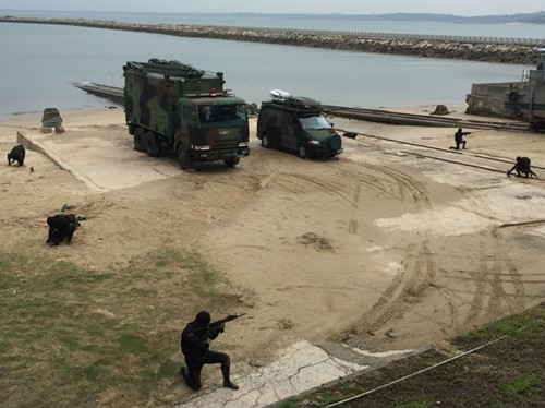 两栖侦察营官兵演练逼真,展开奇袭。(台湾《联合报》/蔡家蓁 摄)