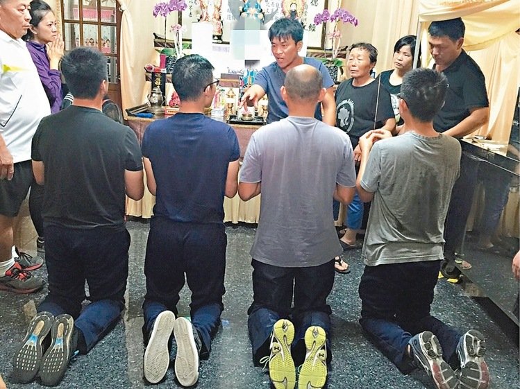 台军官兵跪进船长灵堂道歉 家属:将飞弹当在线游戏打? 台军官兵跪进船长灵堂道歉 家属:将飞弹当在线游戏打?