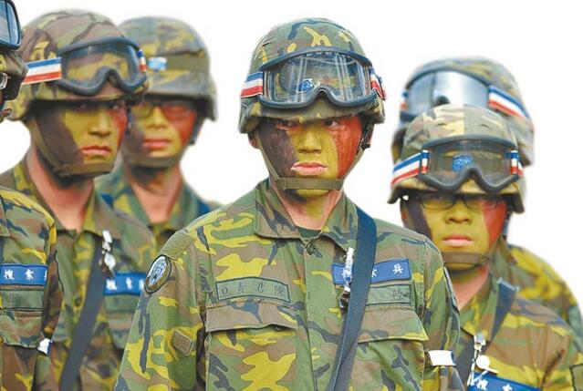 “全募兵制”兵源不足,明年已确定要续征义务役男入营。(图片来源:台湾《中时电子报》) “全募兵制”兵源不足,明年已确定要续征义务役男入营。(图片来源:台湾《中时电子报》)