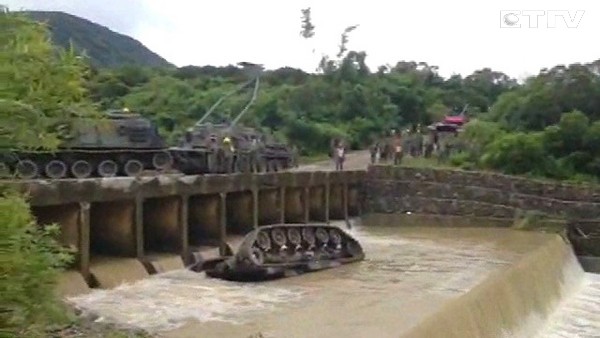 台陆军CM11战车翻落官兵受困 炮塔压住出口无法逃生 台陆军CM11战车翻落官兵受困 炮塔压住出口无法逃生