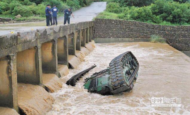 台湾退役中将批台军装备陈旧,拼装战车岂能不出包?(图片来源:台湾《中时电子报》) 台湾退役中将批台军装备陈旧,拼装战车岂能不出包?(图片来源:台湾《中时电子报》)