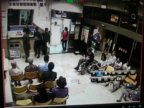 陆军542旅北测中心,进行实弹射击演练,一名许姓驾驶手,不慎眼睛受到烟尘波及,送医急救。记者林麒玮╱翻摄