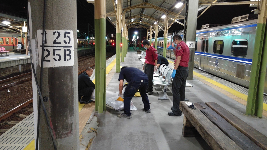 台军一女兵不明原因从月台坠落身亡。(图片来源:台湾《联合报》) 台军一女兵不明原因从月台坠落身亡。(图片来源:台湾《联合报》)