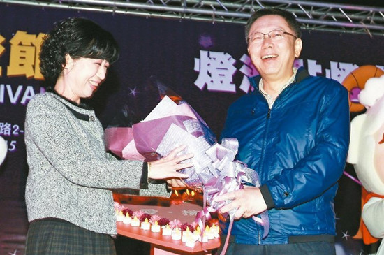 台北赏灯海柯文哲借花献妻害羞(图)