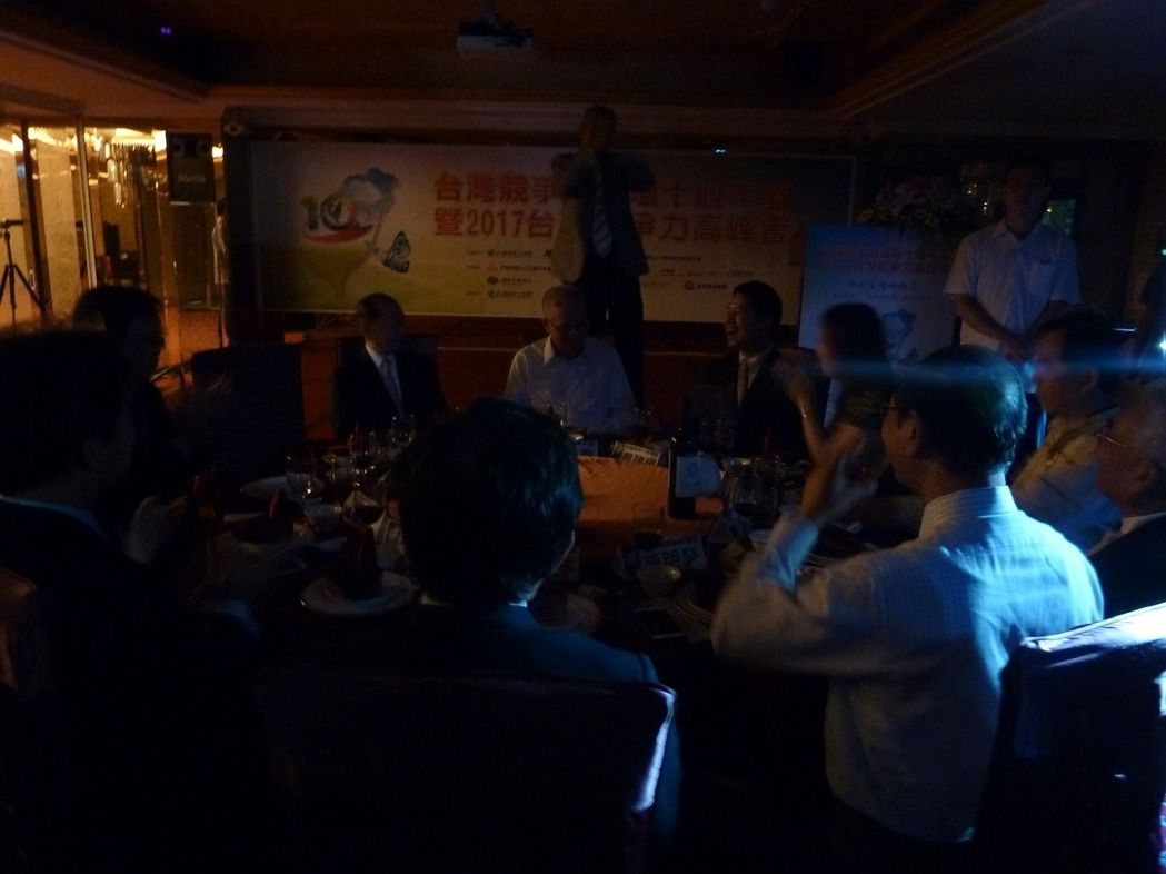 吴敦义参加晚宴遭遇停电 摸黑敬酒分享马英九