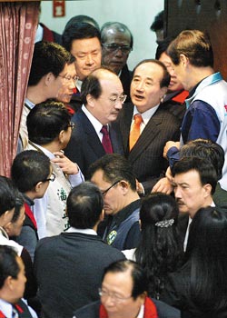 各有盘算
▲立法院长王金平(中)18日主持临时会,面色凝重宣布继续协商,由于蓝绿立委各自占据主席台,各有坚持,协商最后失败。(王远茂摄) 各有盘算
▲立法院长王金平(中)18日主持临时会,面色凝重宣布继续协商,由于蓝绿立委各自占据主席台,各有坚持,协商最后失败。(王远茂摄)