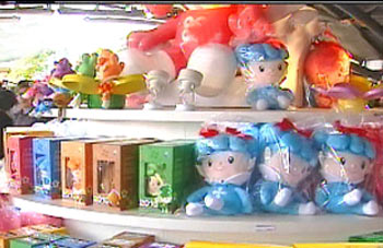 花博娃娃专柜店员随时补货。图片来源:台湾TVBS电视台