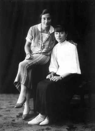 1922�꣬������������Ϫ�ڶ����µ�ʱ�򣬽���ʯ�ӵ�����ɽҪ���ٷ����ݵĵ籨���½��纬����ë��÷���𣬺ͽ���ʯ�˴�ȥ�Ϻ������Ϻ����½����һ�μ�������������ˣ��������Ƴ½���Ϊ���Ϻ����衱��������ʮ����ͽ�γ��һ���Ϻ����Ⱥ�Ͷ�������Сѧ���ֶ���ѧ���½���Խ������ر��Ӱ�����ͬ��������γ����ʱҲȥ����ס��������Ϊ����ĸ���������Ժ�ļ����У�ÿ�꽯��ʯ�ӹ��ݻص�����ʱ�����Ǵ��ų½��硣��ͬʱ����������ݣ��������ҡ�ë��÷�Բ���Ӧ��䣬�Գ½���Ҳʮ�����á�