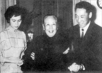 ����ʯ�����Ҧұ�ϡ��� ����Ҧұ�ϵ���ƽ���������ഫ�š��������ͽ���ʯ��ʶҲ�Ƿǳ�żȻ��Ҧұ�ϳ�����΢����ĸ����������ţ����˺������ɷ���ʳѻƬ���������䵽��Ժ�������̡��뽯��ʯ���׺󣬷��޶�����������δ���������ӽ�γ�����缺����ĸ�����Ҧұ���ڣ�����������ȥ���� ����ʯ���ձ����������㽭�����������ݺ��Ϻ��ȵػ�������������̣�æ��͵�У���ʶ��һλ���֪�����ҽ��ݲؽ��������ǽ�����檣�������Ϊ��γ����ĸ��Ҧұ��(Ҳ������)����Ȼ�����������£�����ʯ���Գ½����й�����������ʯ˵��������������̿͵���Ѱ���ң�Ҫ��ɱ�ң��Ҳ��������ݵġ�������԰������������˽�������ʶ������Ů��Ҧ�ϡ�����һλ��С�������Ů�����ú����ˣ��Һ�����Ϊ�ܺõ����ѡ���һ����������Ȥ����Ǯ�˴󷢴׾������ξ����Ҳ�Ҫ�������������������˵��棬��Ҧ�ϱ�ʾ���ҷ��֡���Ҧ����Ӧʱ���Ǹ��һﾹ��һ�����˿���Ҧ�����ϣ�Ҧ�������ˡ�����֪ʮ�ַ�ŭ��������Ҧ�����Ǽ���԰����Ϊ��檡�Ҧ���ҵľٶ�ʮ�ָм��������˽����ⷬ����������檾����ˡ�Ӣ�۾����ˡ��Ĺ����ˡ�