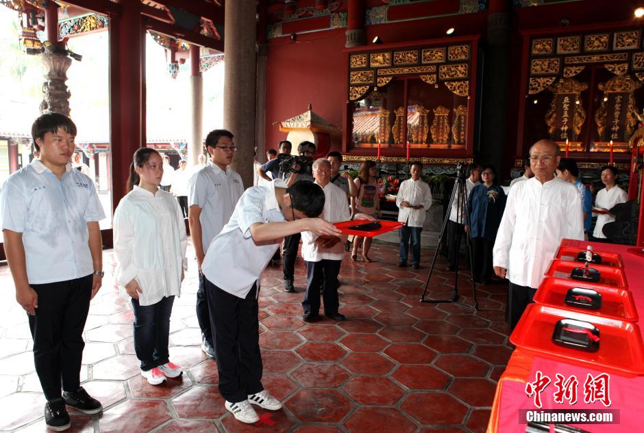 台北孔庙举办考生祈福典礼 百余位考生参与