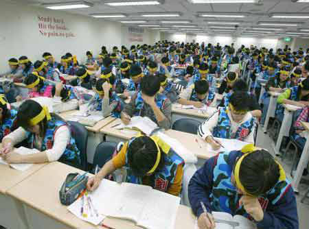 图为2006年学测前,台北某知名家教班开设的魔鬼训练营 图为2006年学测前,台北某知名家教班开设的魔鬼训练营