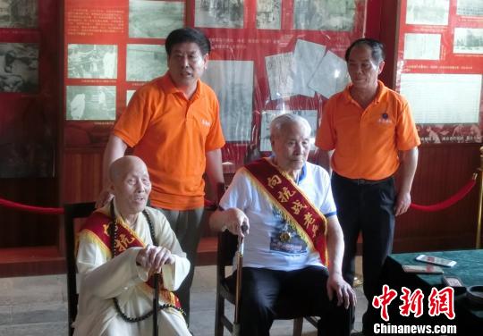 海峡两岸记者巍巍麓山追忆抗战烽火(图) 海峡两岸记者巍巍麓山追忆抗战烽火(图)