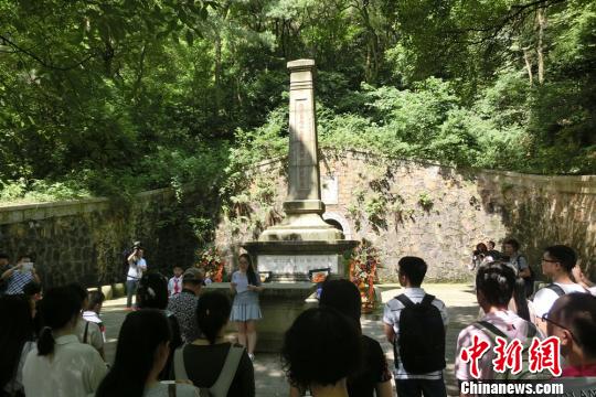 海峡两岸记者巍巍麓山追忆抗战烽火(图) 海峡两岸记者巍巍麓山追忆抗战烽火(图)