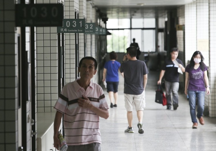 台湾公务员普考今日开考 5万人抢千个职缺(组图) 台湾公务员普考今日开考 5万人抢千个职缺(组图)