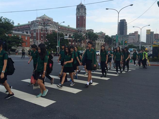 ̨��У��������׸���ѧ�� ��һŮ�ж���