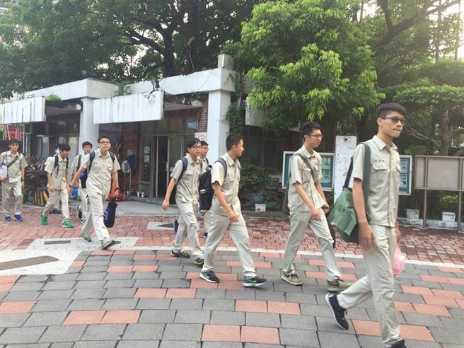 ̨��У��������׸���ѧ�� ��һŮ�ж���