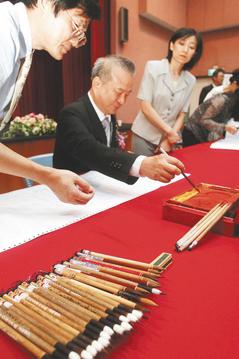 2010年台湾高普考由“典试委员长”伍锦霖为考生点榜,据说点榜用的朱砂毛笔,是镇邪宝物,员工买来一堆毛笔供伍锦霖使用,事后可带回留存。图片来源:台湾《联合报》