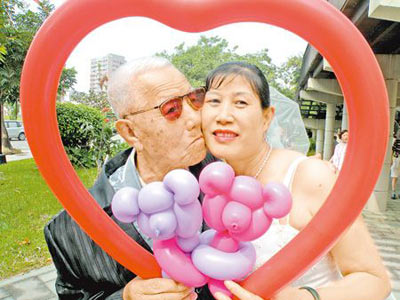 百岁老人李有和五十三岁大陆配偶张月爱终于拍婚纱圆梦,恩爱之情羡煞旁人。图片来源:台湾《中国时报》