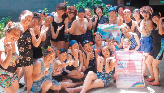 台湾阿嬷集体穿比基尼走秀引阵阵尖叫(图)