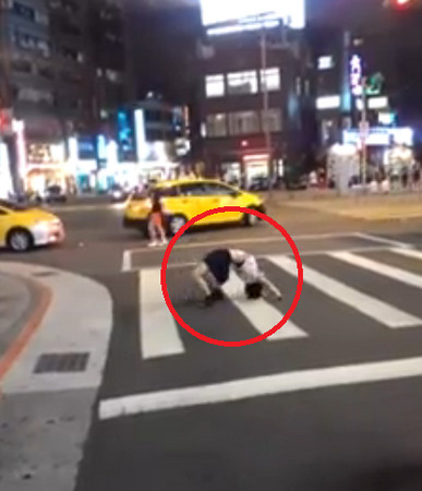 少女扮鬼倒爬过马路路人侧目呼“好可怕”