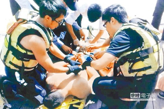 通缉犯老爸为躲避警察拦查3幼子面前跳桥逃逸