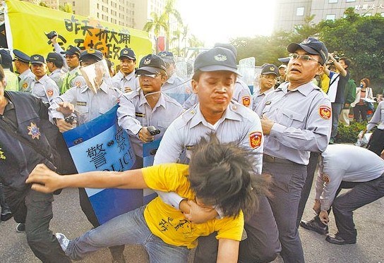 6万人抬棺丢鞋“倒马”白衫军讥讽蓝绿营分赃