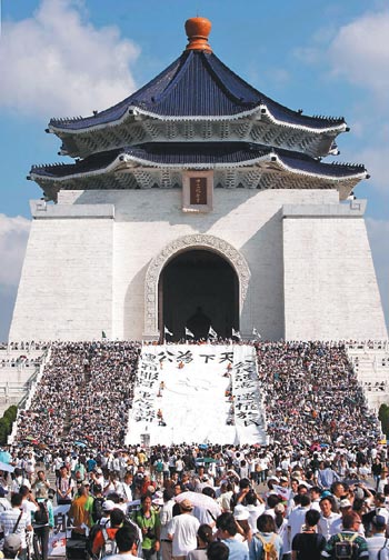 台湾6大团体齐声抗议推挤中25名警察受伤(图)