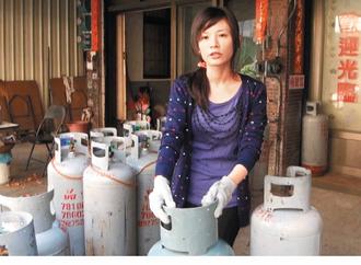 台湾瘦弱女孩体恤爸妈入行独自搬送瓦斯(图)
