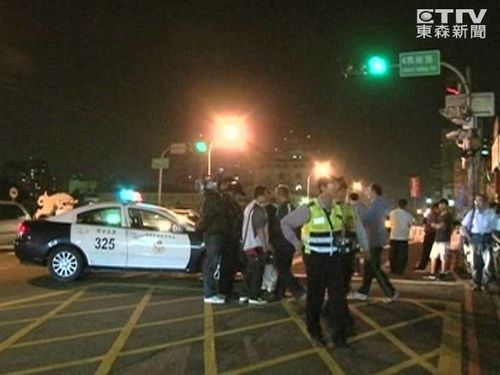 公交闯红灯撞死高三学生司机辩解:她没走斑马线