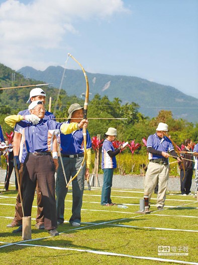 93岁阿公被誉拥有老鹰般眼力射箭比赛箭箭中靶