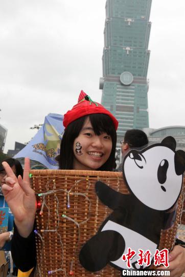 台北推出“圆仔熊兵”倡导跨年垃圾不落地(图) 台北推出“圆仔熊兵”倡导跨年垃圾不落地(图)