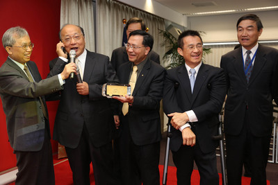 台中2013年交车运量破亿送5两重黄金小巴谢民众