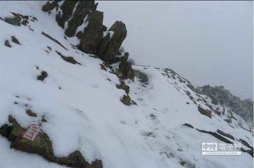 台湾合欢山玉山飘雪群峰白头积雪达8公分(图)