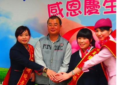 边发抖边救人台免税店员“电”回猝倒病人一命