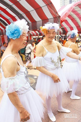 台湾八旬老汉穿芭蕾装跳电音组曲(图)