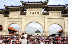 台民众手持康乃馨反对“反服贸”、占“立法院”