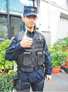 醉翁骑车坠泥田险窒息警员冲入烂泥救人被封英雄