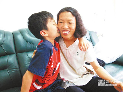 每天亲一下小暖男助妈妈走出丧夫阴霾(图)