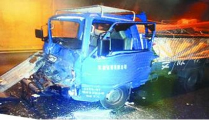 司机来不及煞车台湾一隧道内发生四车连撞事故