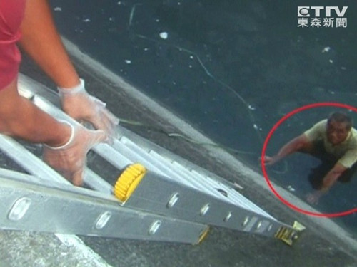 三人酒后相约跳河一人跳下两人岸上狂笑(图)