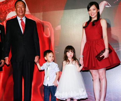 63岁郭台铭娇妻怀第三胎预产期在年底