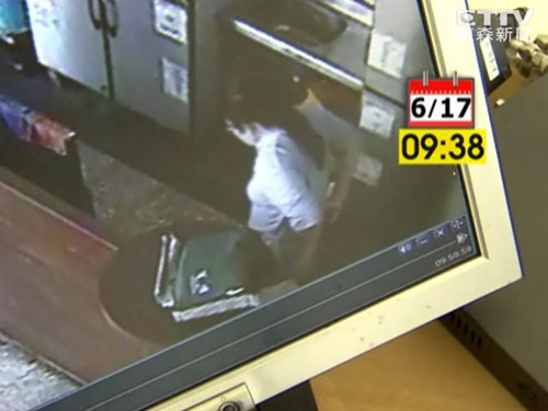 妇人闯烧烤店吧台大便老板直呼倒霉 妇人闯烧烤店吧台大便老板直呼倒霉