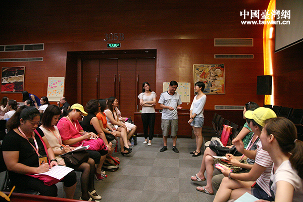 第二届两岸婚姻家庭子女夏令营在京举行。图为陆配家长们在交流经验、分享心得 第二届两岸婚姻家庭子女夏令营在京举行。图为陆配家长们在交流经验、分享心得