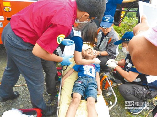 儿踩空父扑救大陆父子双双坠落阿里山深谷(图) 儿踩空父扑救大陆父子双双坠落阿里山深谷(图)