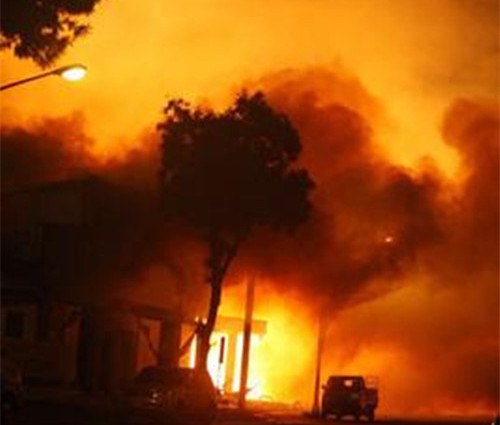 高雄市瓦斯外泄连环爆,现场犹如战地,火警连夜抢救。 高雄市瓦斯外泄连环爆,现场犹如战地,火警连夜抢救。