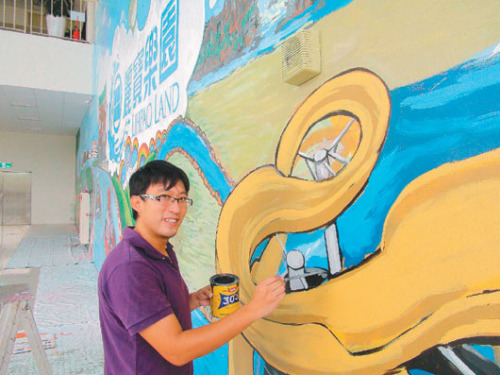 办公室一成不变太单调职员巧手把白墙变“乐园”