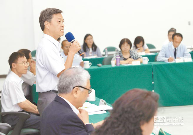 台湾“劳动部”25日召开基本工资审议委员会,由“部长”陈雄文主持,但在资方缺席抵制下草草结束 台湾“劳动部”25日召开基本工资审议委员会,由“部长”陈雄文主持,但在资方缺席抵制下草草结束