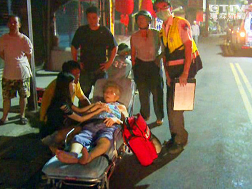 “阿嬷只有一个!”男子冲火场背出奶奶(图)