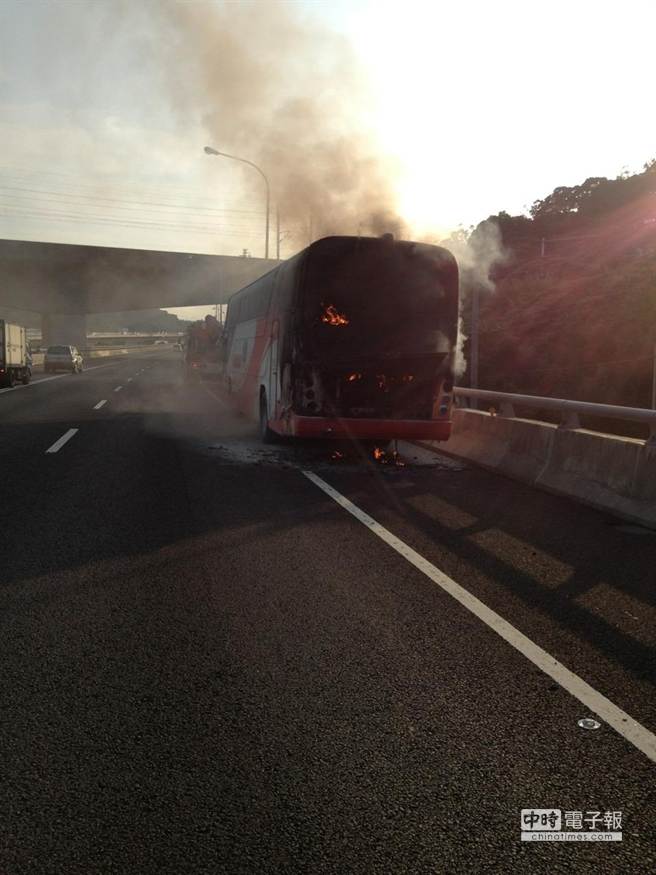 起火的游览车,警消赶抵将火势扑灭、无人受伤 起火的游览车,警消赶抵将火势扑灭、无人受伤